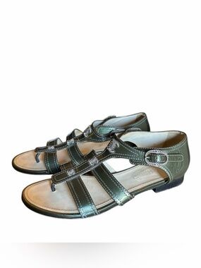 RARE Chanel iconic logo sandals
RETAIL 995